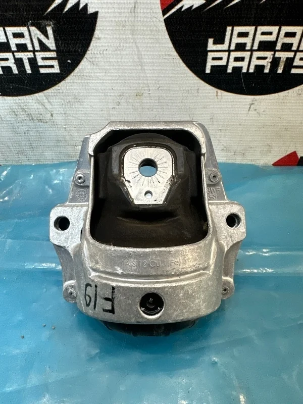 Опора двигателя Porsche Macan 2024 8R0199381 95B.2 DMTD, передняя правая