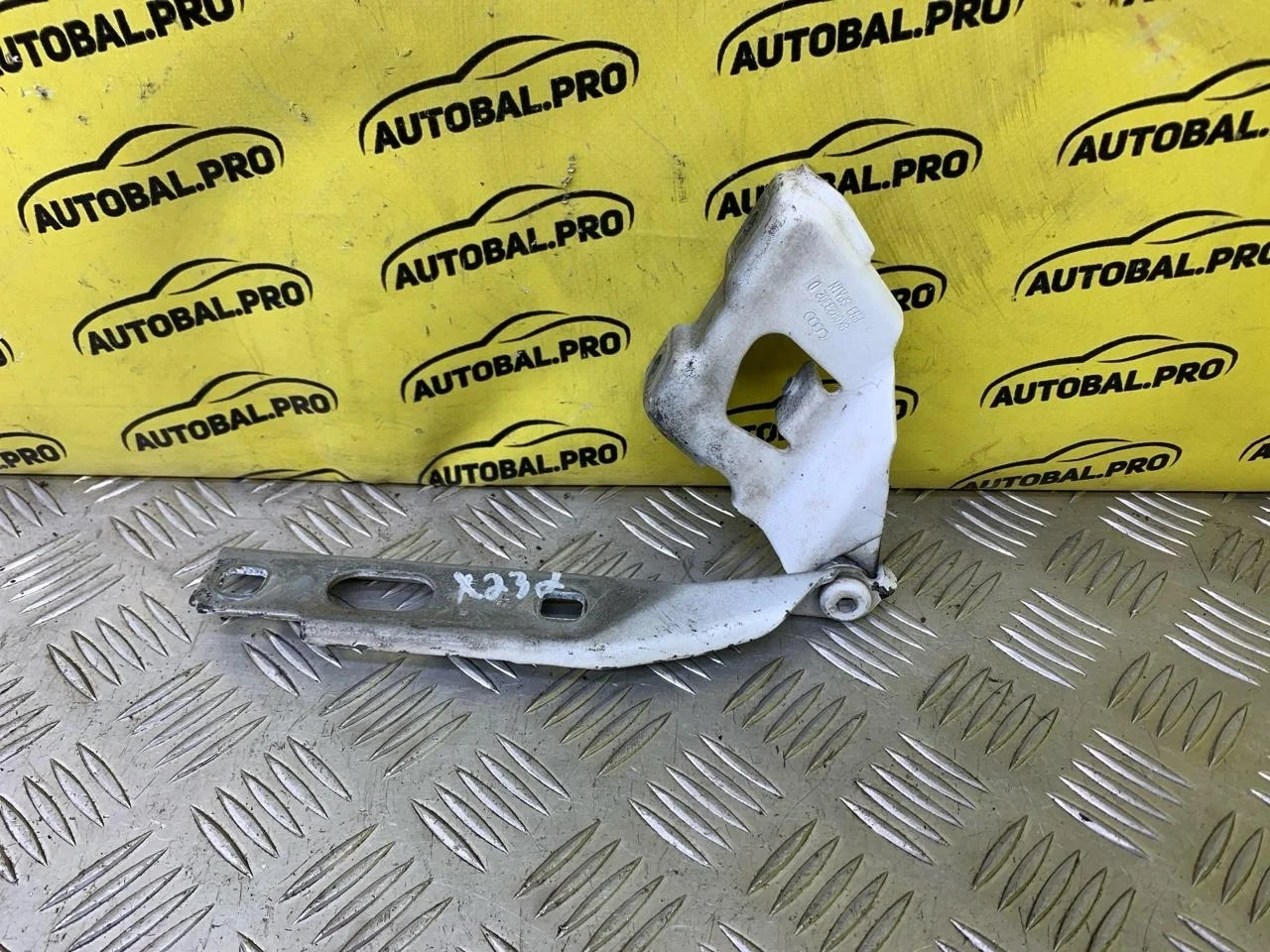 Петля капота правая Audi A4 (B8) 2007> 2011 8K0823302D