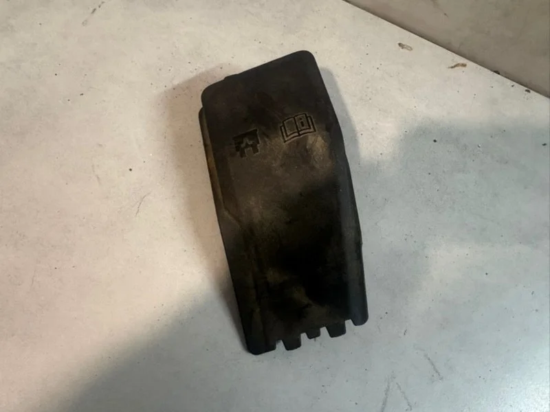 Крышка блока предохранителей Volvo S60 31337340 B4164T