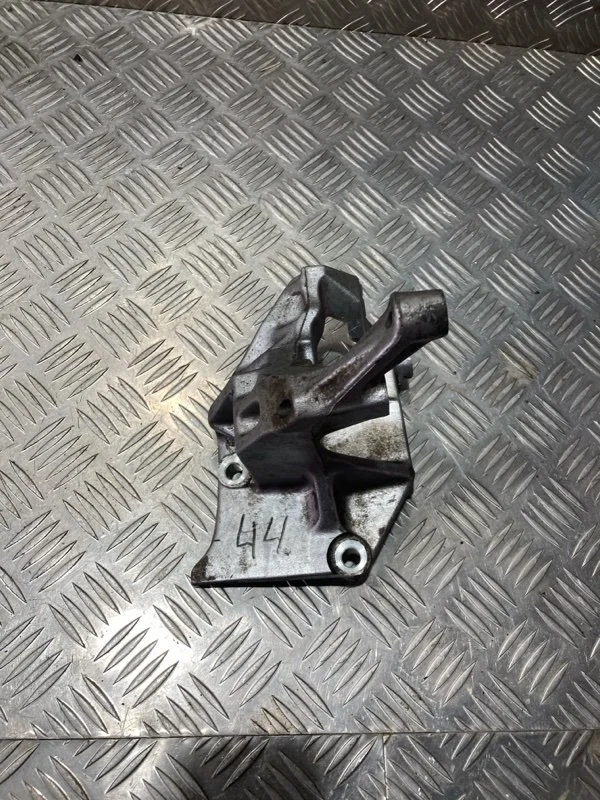 Кронштейн TOYOTA LAND CRUISER PRADO 2010 8710135010 KDJ150 1KDFTV