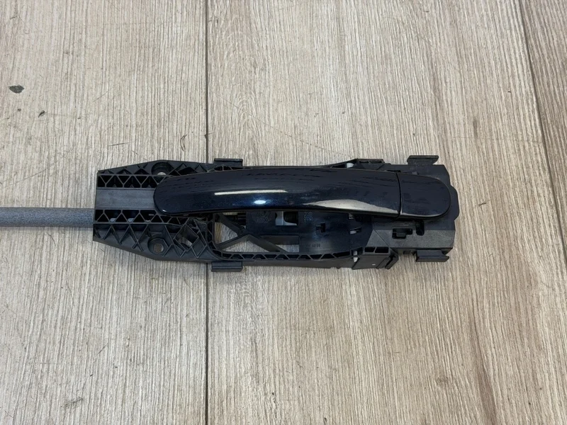 Кронштейн ручки двери сборе ручкой VW Tiguan 1 2012-2018 5N