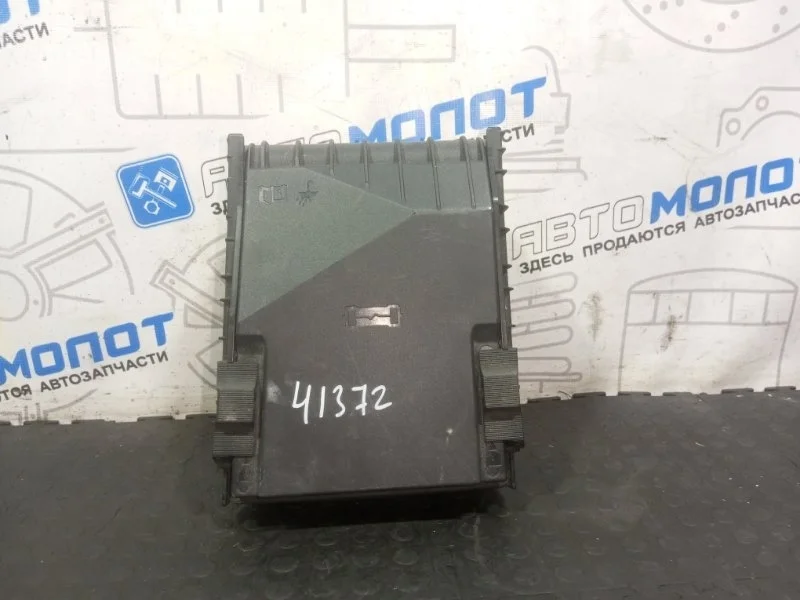 Блок предохранителей под капот Volkswagen Scirocco 2009 1K0937125C 137 CAW