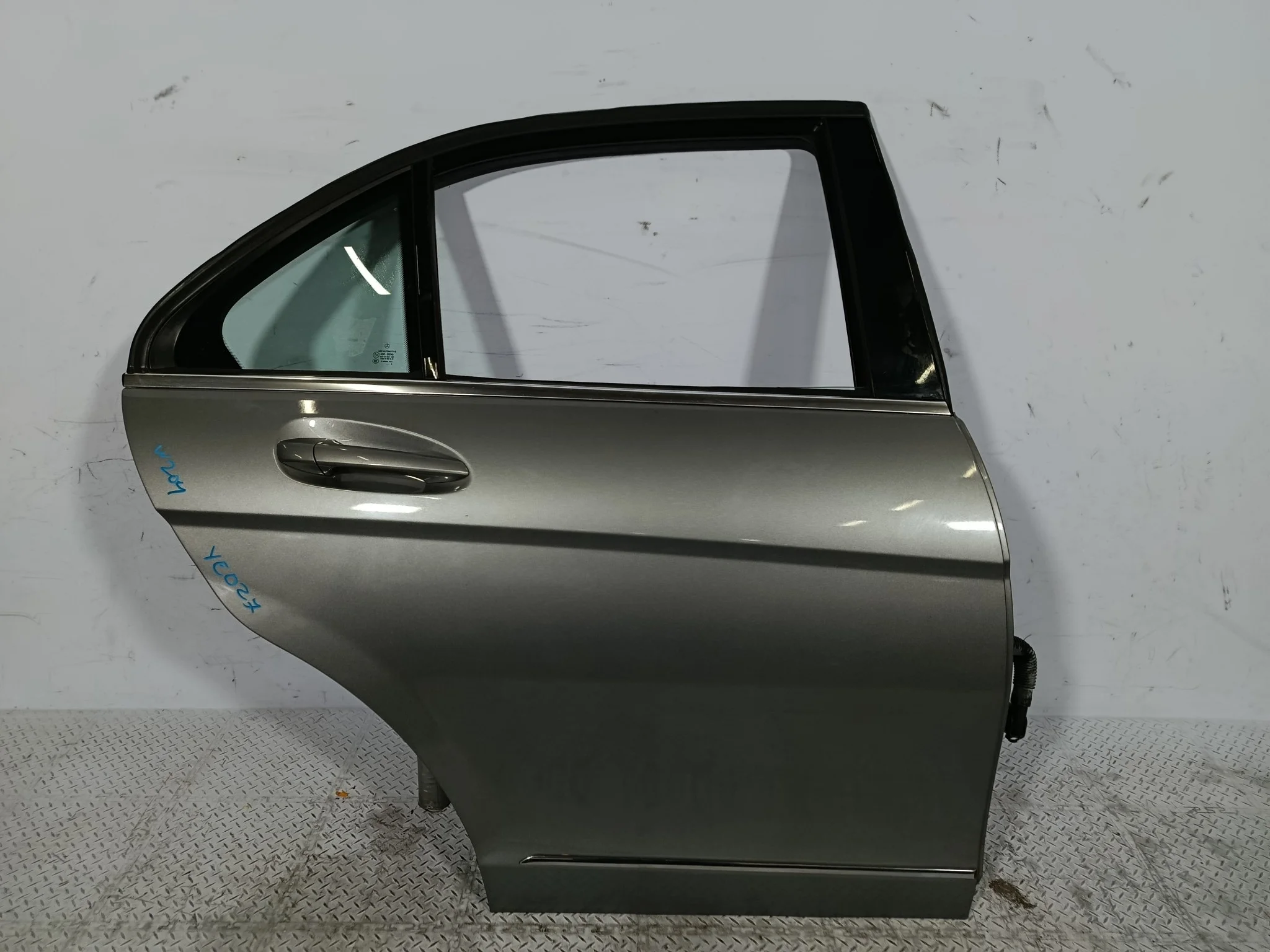 ДВЕРЬ MERCEDES-BENZ C-CLASS A2047302200 ЗАДНЯЯ ПРАВАЯ  серый, 228A YE027