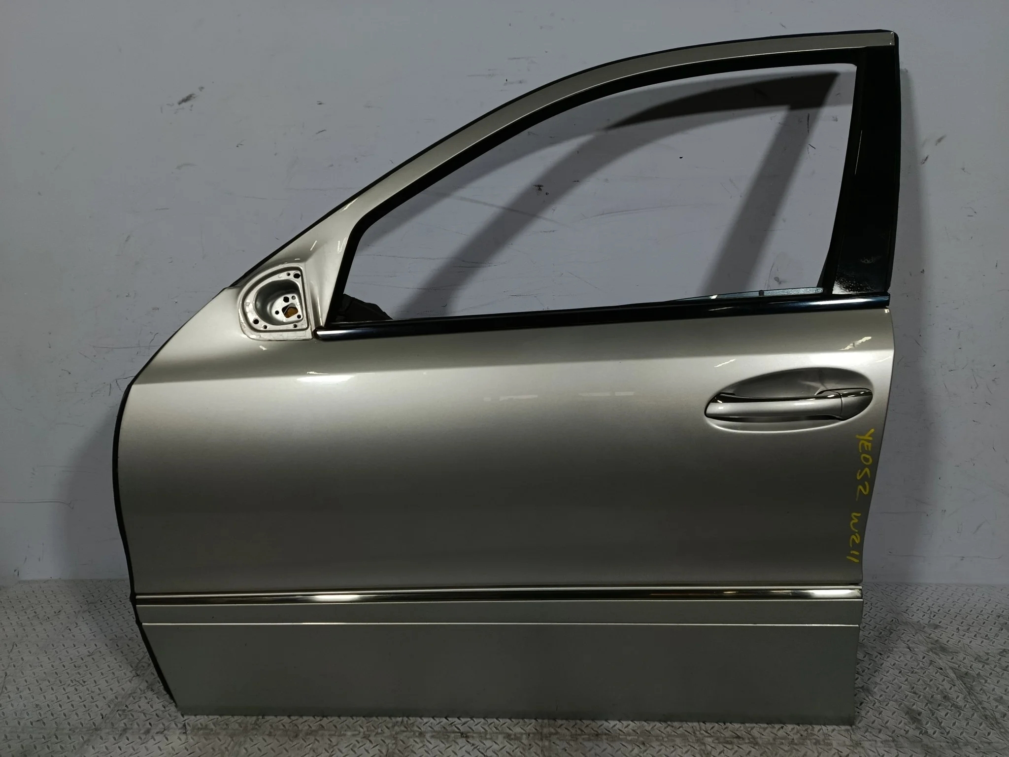 ДВЕРЬ MERCEDES-BENZ E-CLASS A2117201305 ПЕРЕДНЯЯ ЛЕВАЯ  серебро YE052