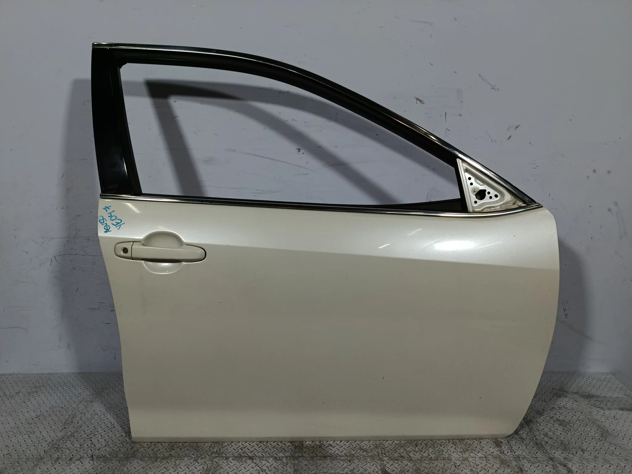 ДВЕРЬ TOYOTA DAIHATSU ALTIS CAMRY 6700133200 ПЕРЕДНЯЯ ПРАВАЯ  белый, 070 YE047