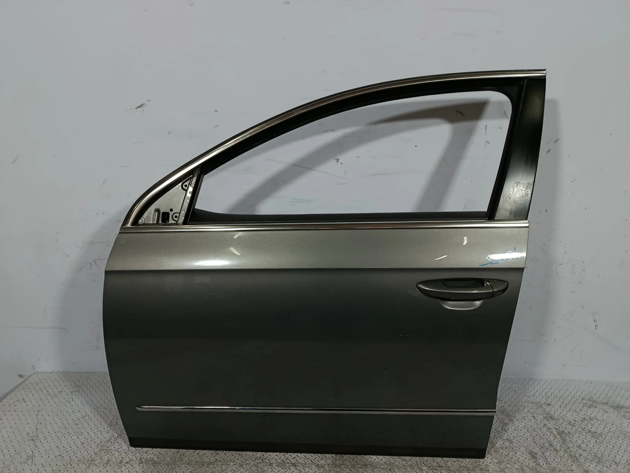 ДВЕРЬ VOLKSWAGEN PASSAT 3C4831055J ПЕРЕДНЯЯ ЛЕВАЯ  серый, LA7T YE055
