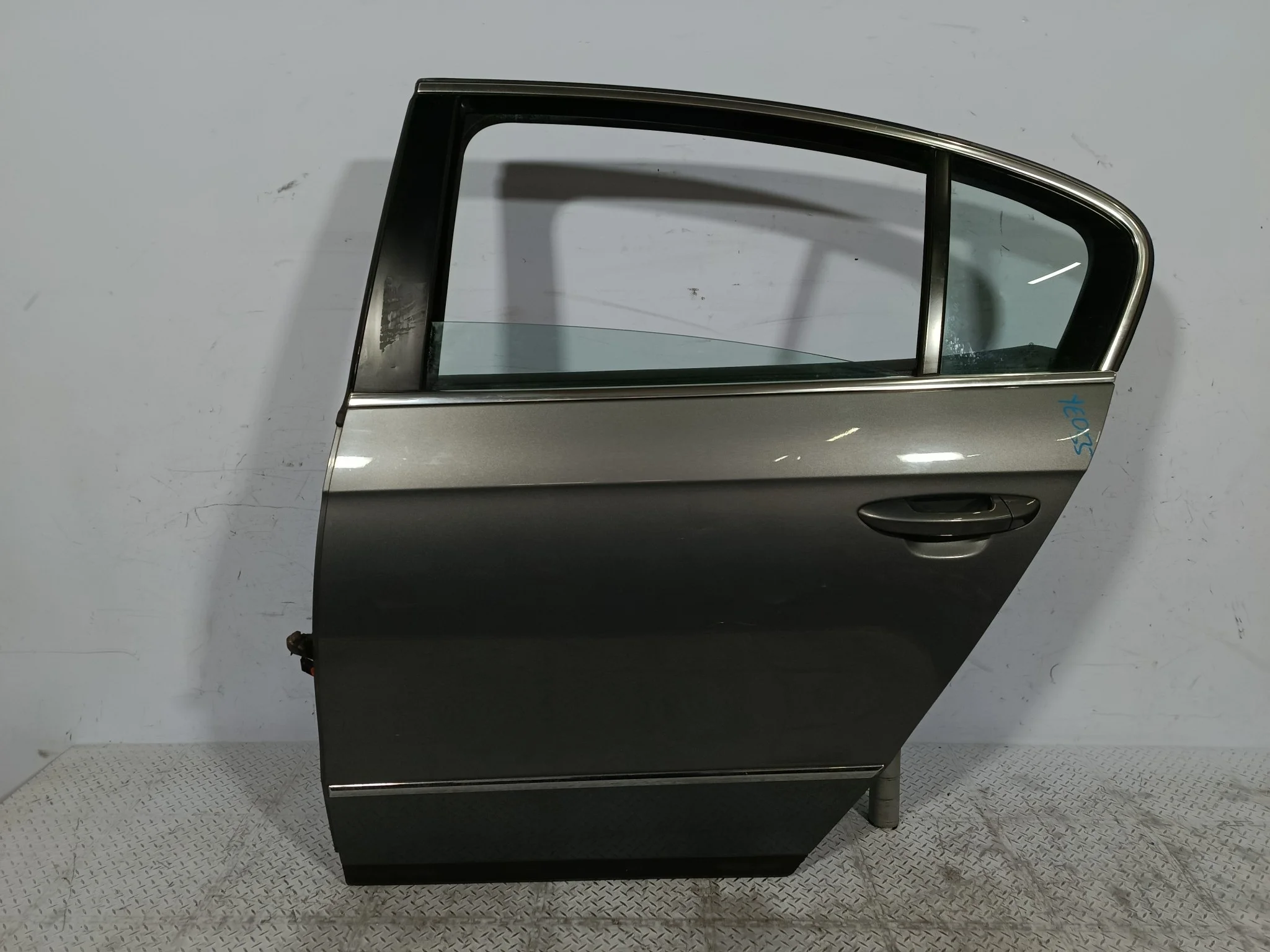 ДВЕРЬ VOLKSWAGEN PASSAT 3C5833055H ЗАДНЯЯ ЛЕВАЯ  серый, LA7T YE055