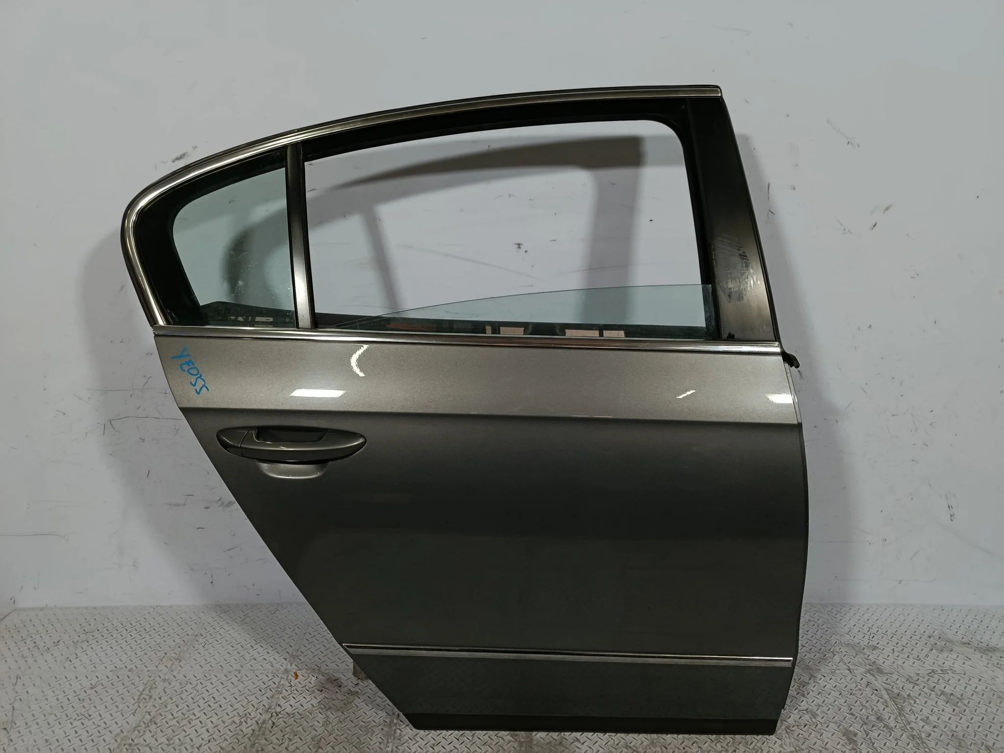 ДВЕРЬ VOLKSWAGEN PASSAT 3C5833056H ЗАДНЯЯ ПРАВАЯ  серый, LA7T YE055