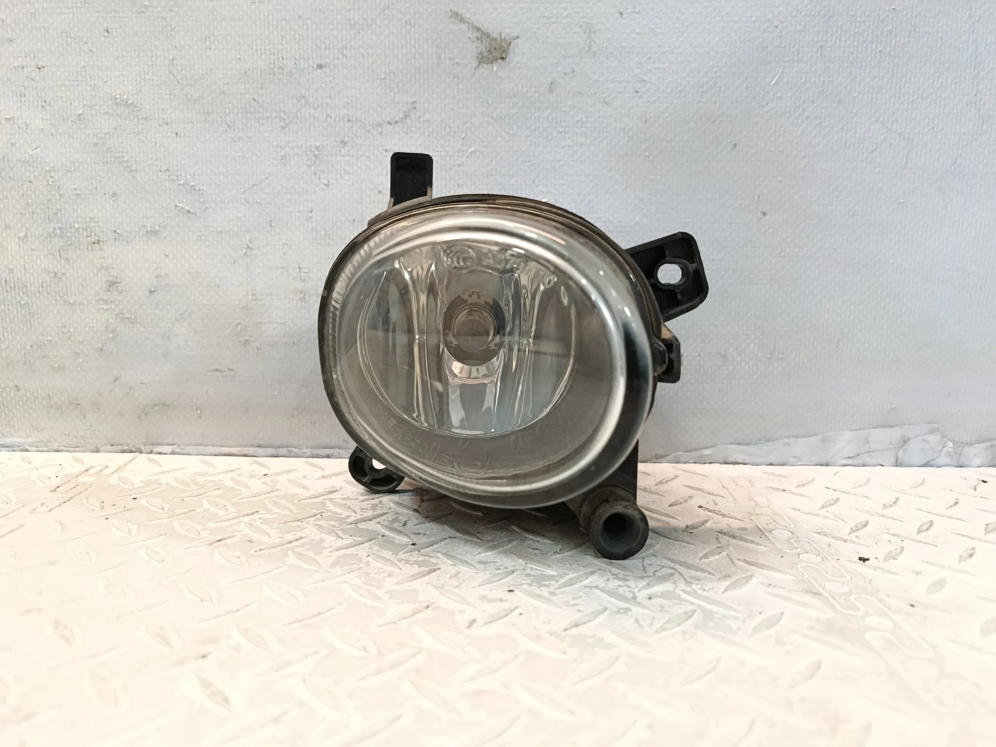 ТУМАНКА AUDI VOLKSWAGEN ПРАВАЯ 8T0941700 NA8545Z