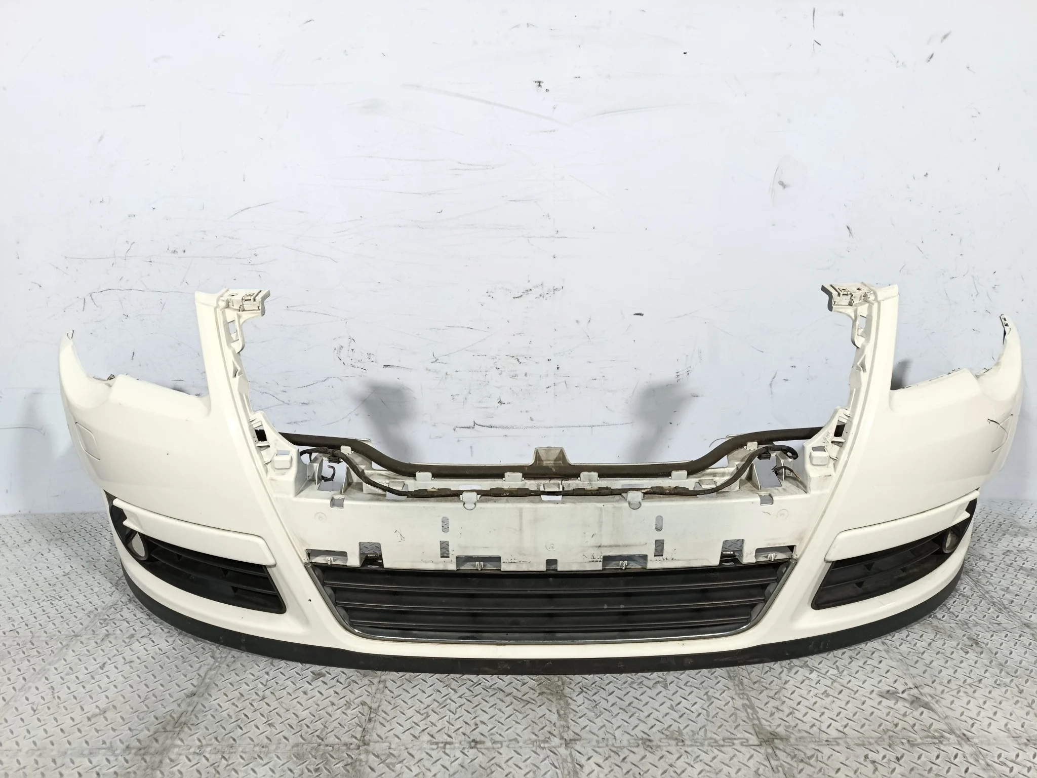 БАМПЕР VOLKSWAGEN PASSAT 3C0807217E ПЕРЕДНИЙ белый, LB9A XE282Z