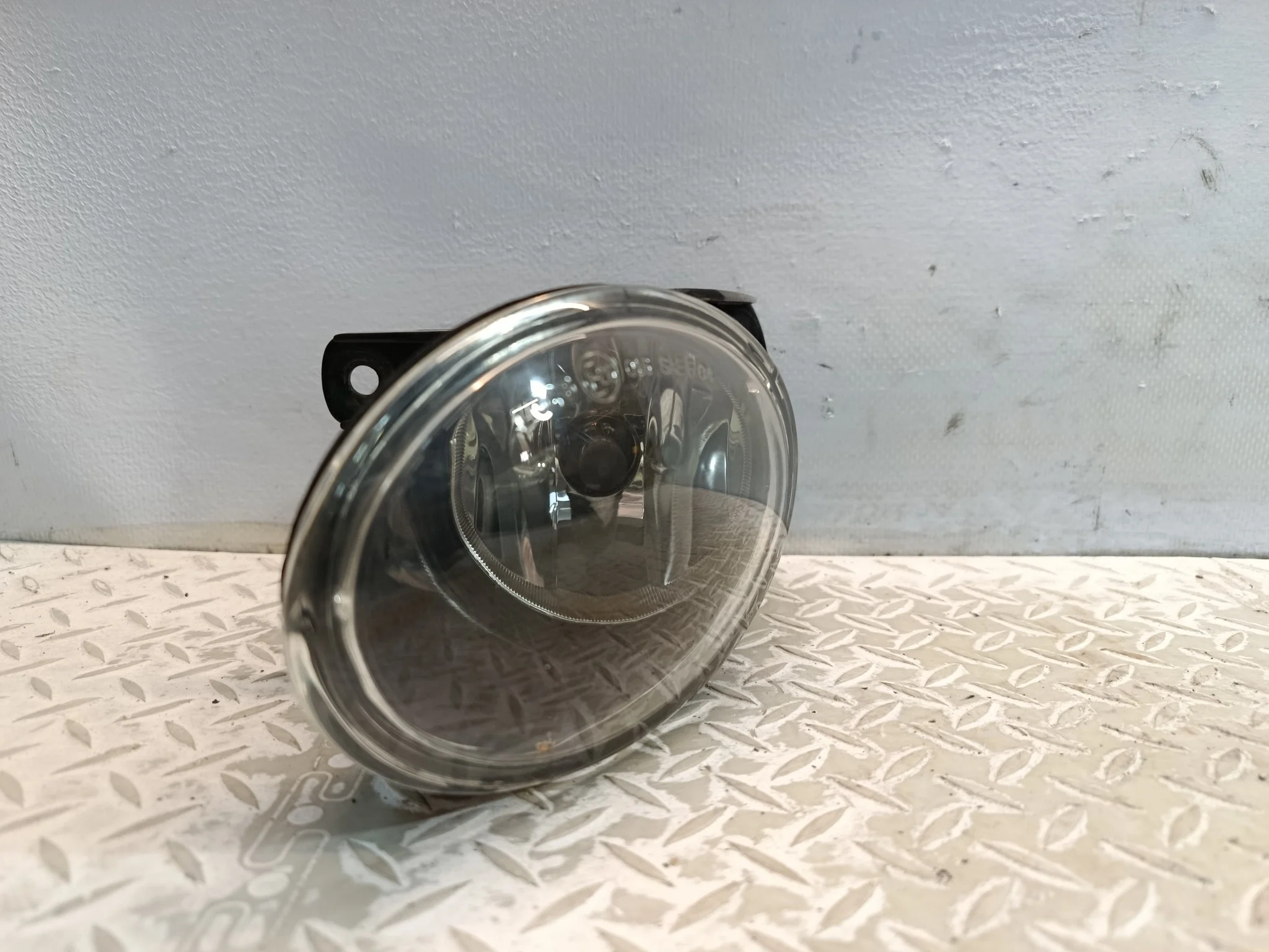 ТУМАНКА VOLKSWAGEN ЛЕВАЯ 3C0941699B  XE282Z