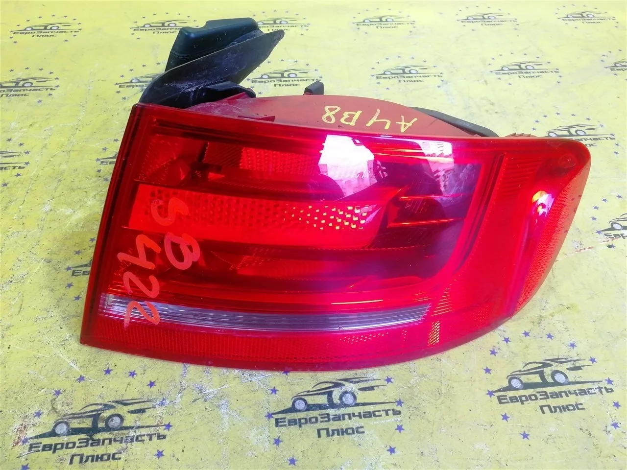 Фонарь Audi A4 8K5945095AC B8, задний правый