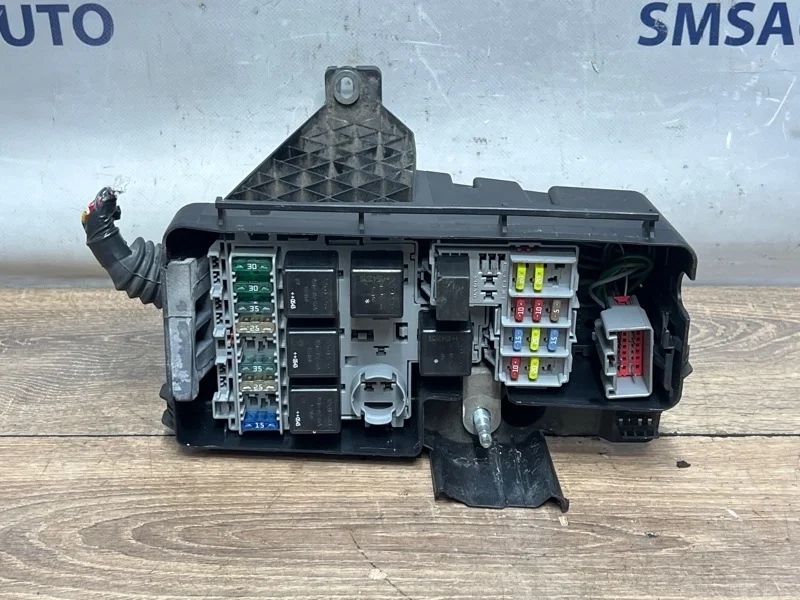 Блок предохранителей Volvo XC90 30728132 XC90 2.5 B5254T2