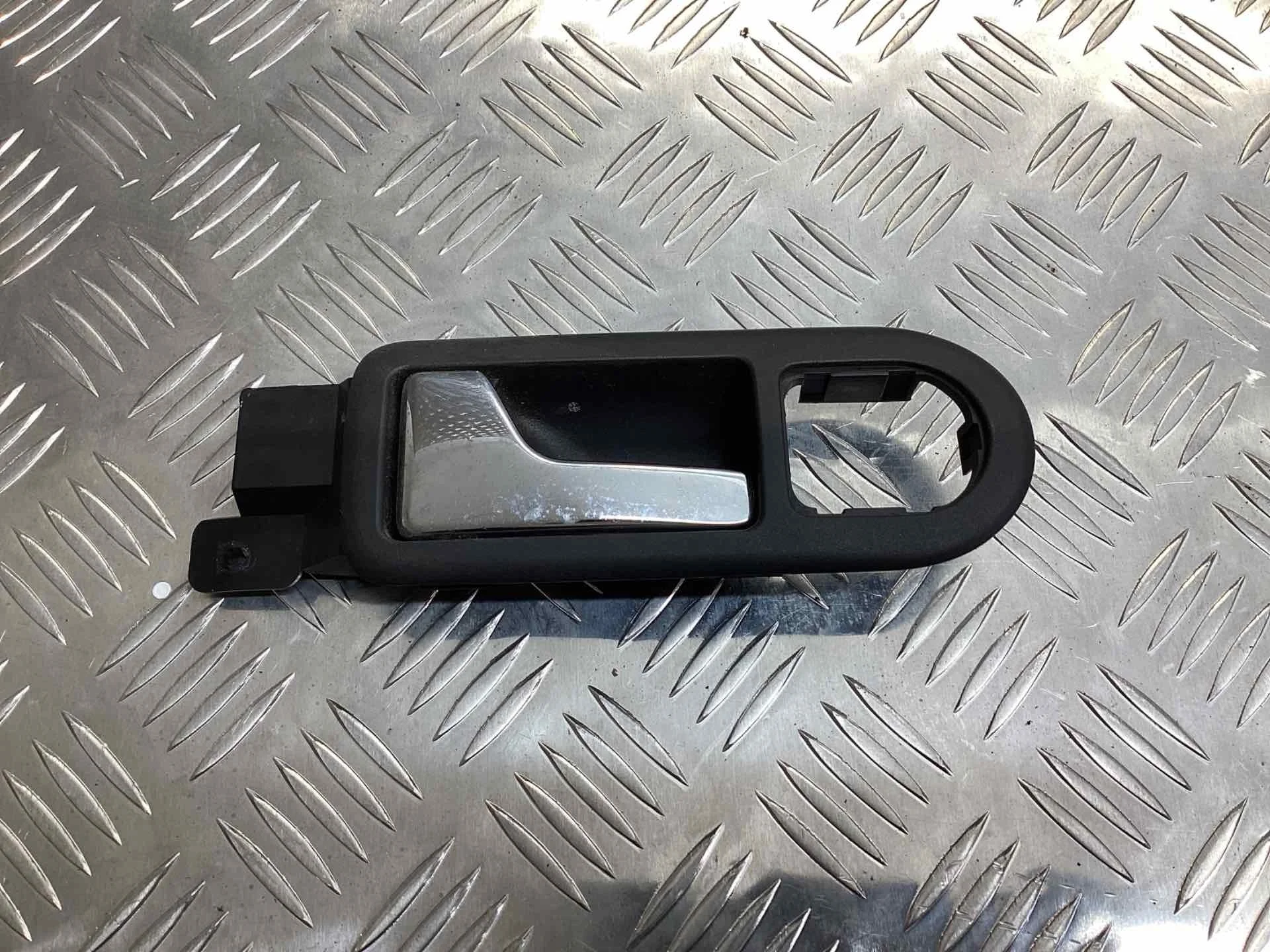 Ручка внутренняя передняя левая Volkswagen Golf Golf IV (1J) 1997-2004 1999 1,4 i Бензин МКПП Хэтчбек 5дв.