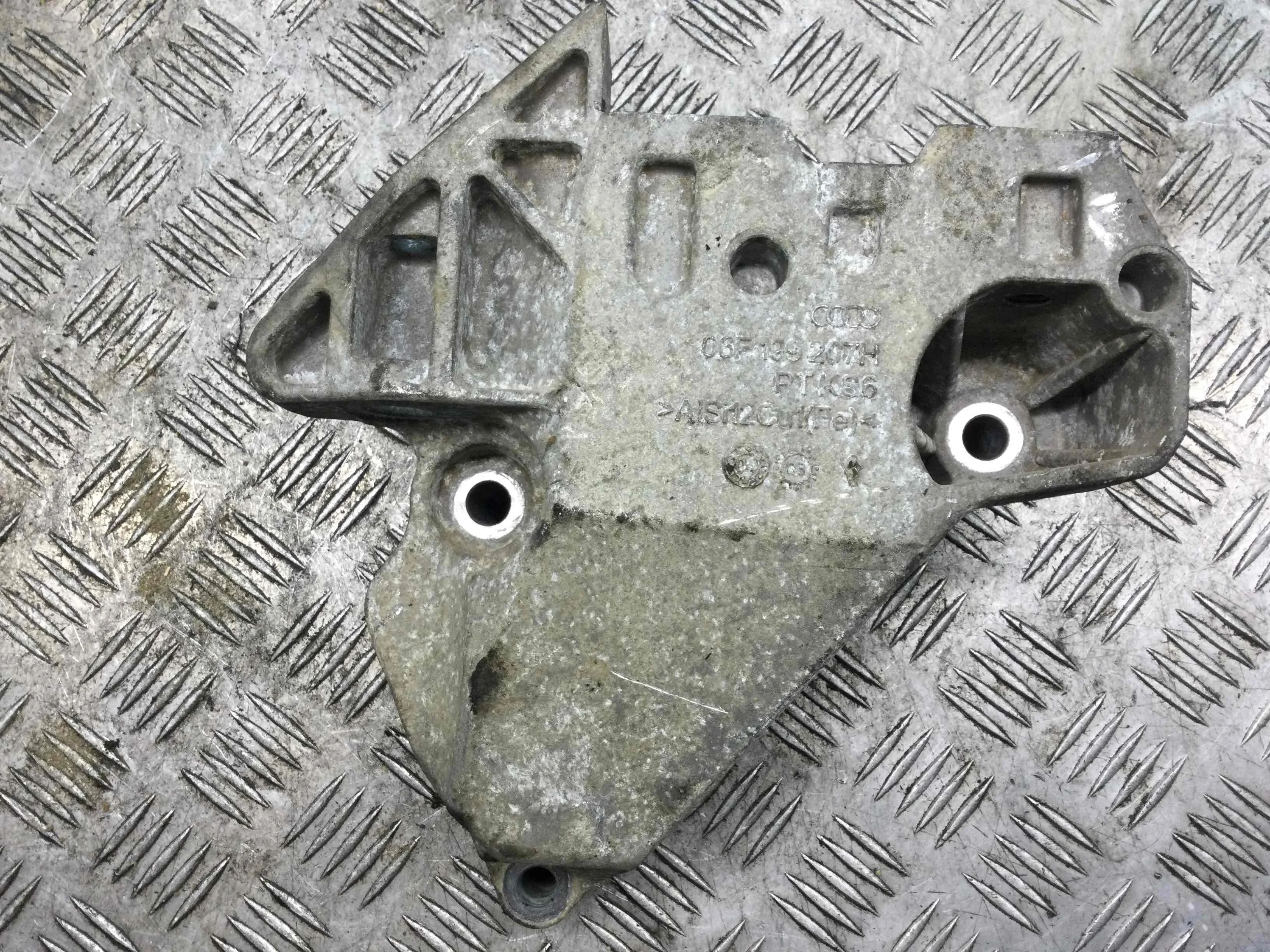 Кронштейн двигателя Audi A3 8P (2003-2005) бензин 2.0 i Механика Х/б