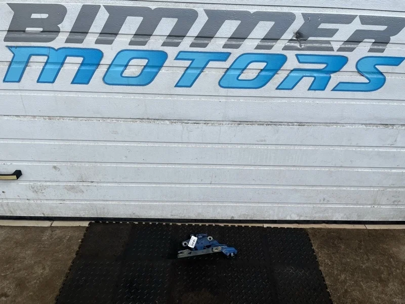 Петля капота BMW F30