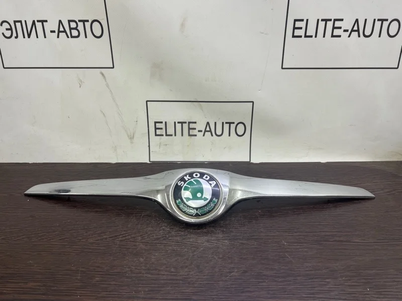 Молдинг капота Skoda Roomster 2007 5J0853633 1.4