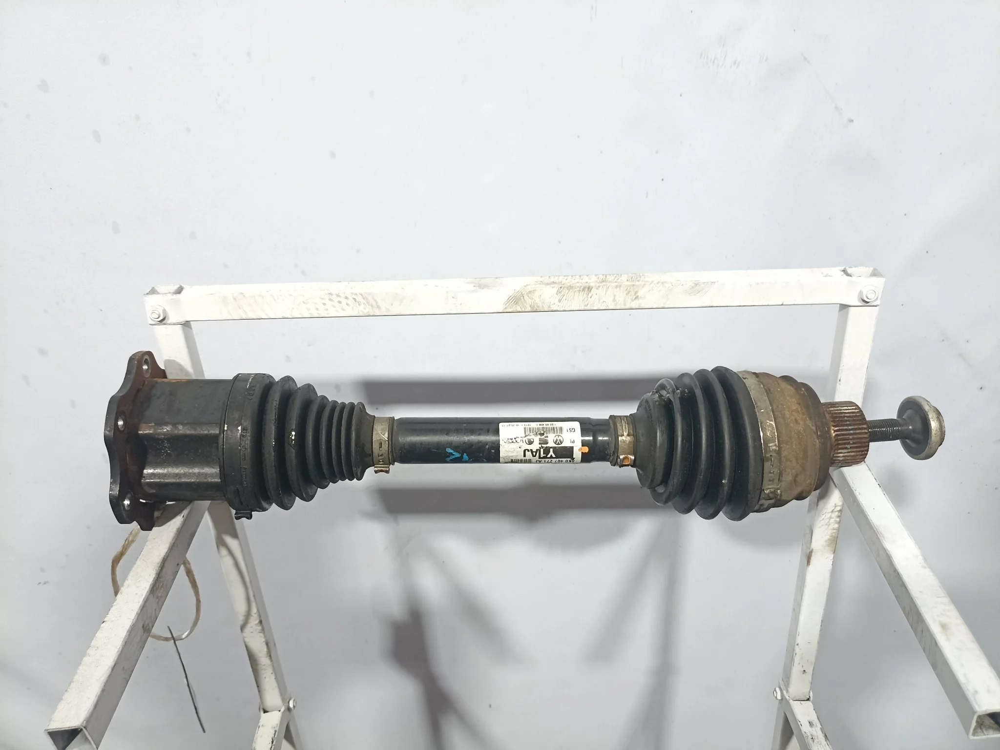 ПРИВОД AUDI ПЕРЕДНИЙ ПРАВЫЙ ЛЕВЫЙ 8K0407271AJ  YE049(2)