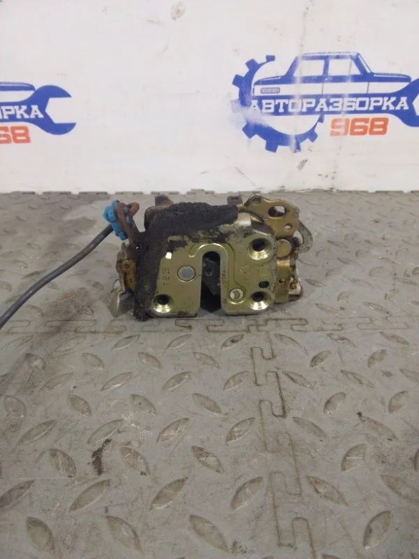 Замок двери Nissan Wingroad 80502AA200 Y11, передний правый