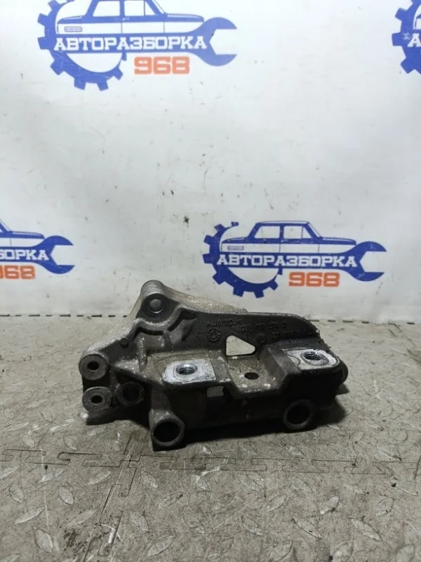 Кронштейн двигателя Volkswagen Caddy 2013 03F199275D MAXI CBZB 1.2, правый