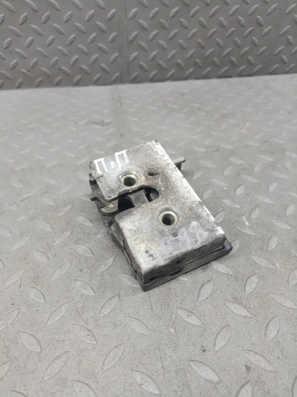 Замок двери Volkswagen Passat 1988-1993 357837016G B3, передний правый