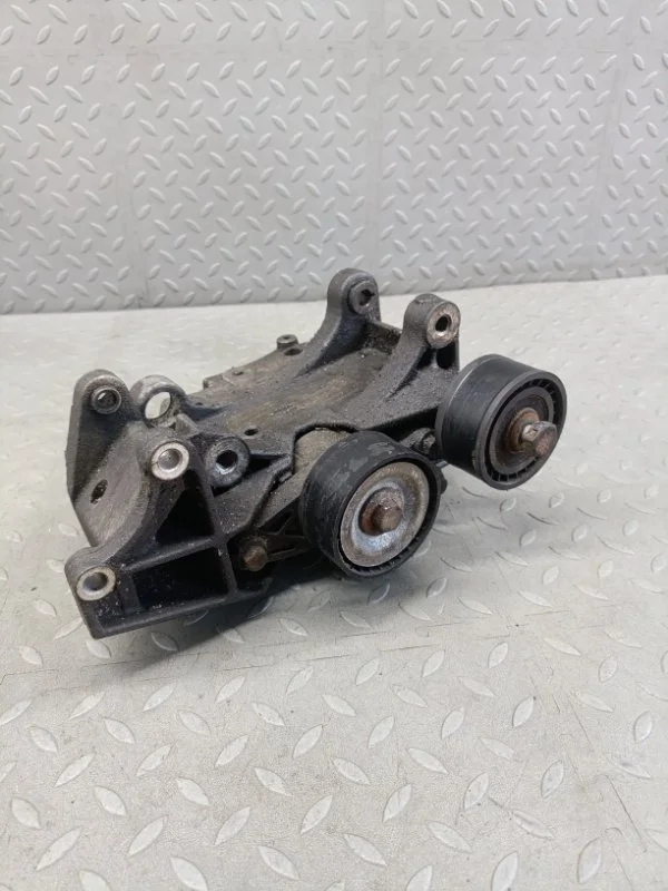 Кронштейн генератора Peugeot 206 2008 5706J2 3E KFW 1.4