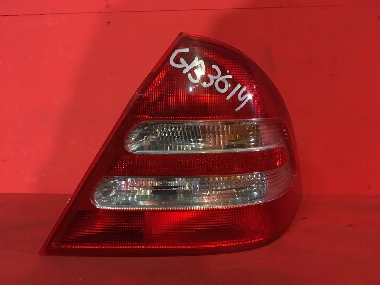 Фонарь задний правый Mercedes-Benz C-Class W203 Седан  2000—2008  M111951 2.0L 1998 куб.см. бензин 95 кВт (129 л.с.) DOHC АКПП