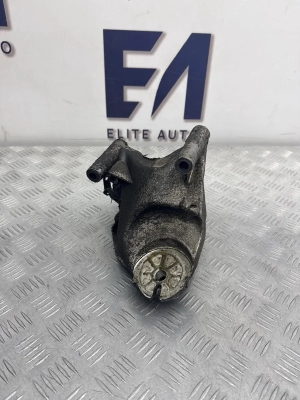 Кронштейн двигателя VW Touareg 2005 070199308A 1 2.5D, правый