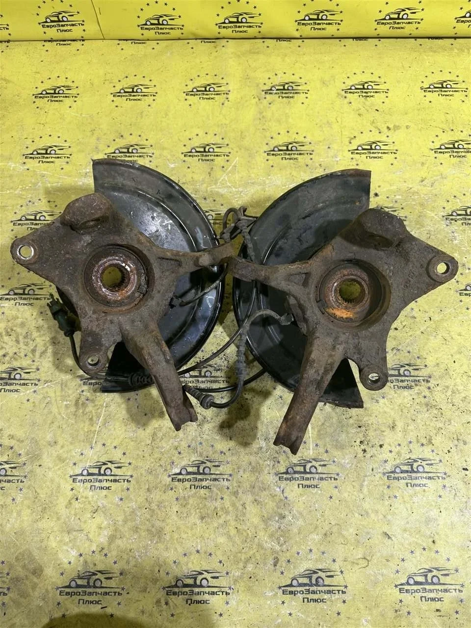 Кулак поворотный Renault Duster 8200881914 HS, передний