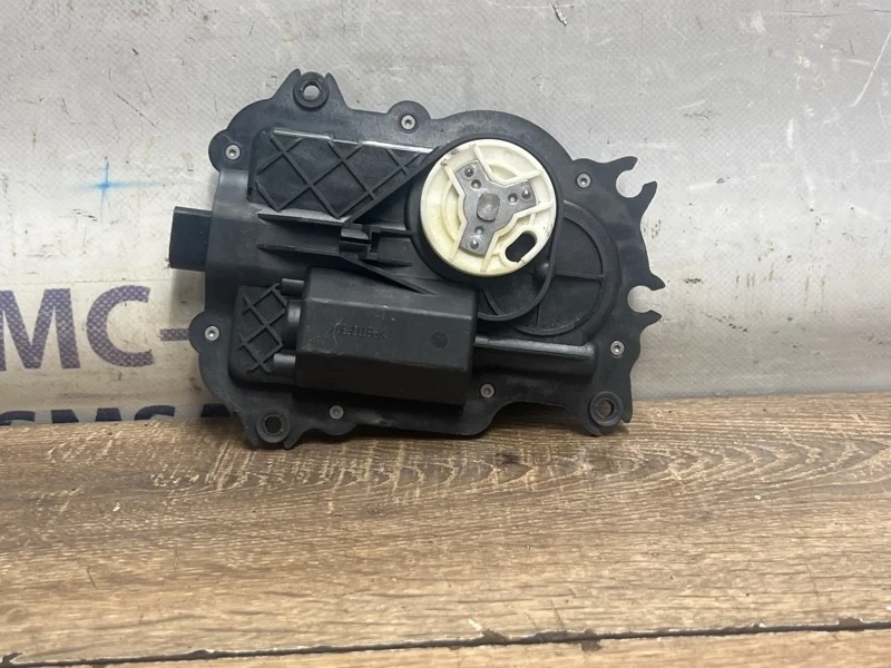 Доводчик двери Audi A8 4E0837059 D3 5.2 BSM, левый