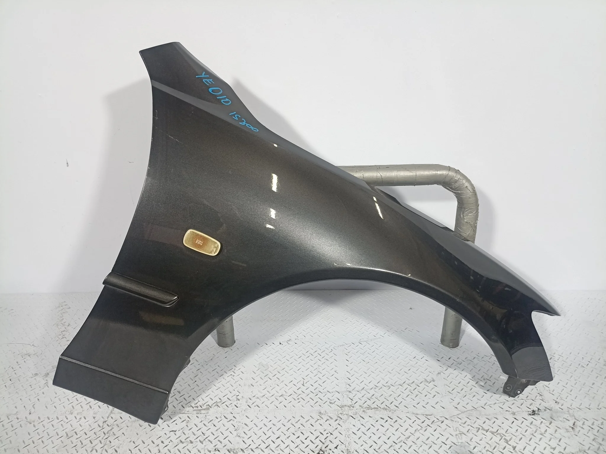 КРЫЛО TOYOTA LEXUS ALTEZZA ALTEZZA GITA IS200 IS300 5380153040 ПЕРЕДНЕЕ ПРАВОЕ  серый, 1C6 YE010