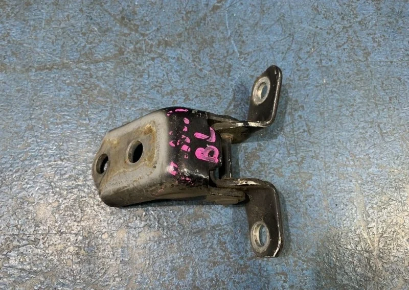 Петля двери Mazda 3 BL