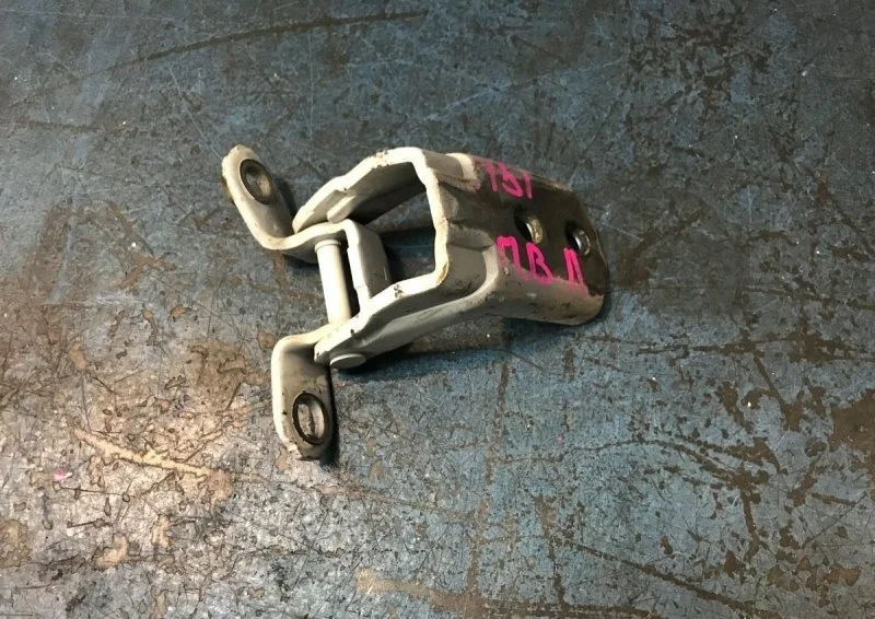 Петля двери Infiniti M Y51