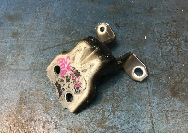 Петля двери Suzuki Swift 3 ZC