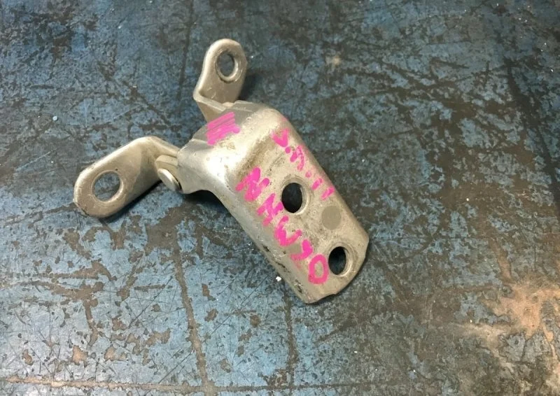 Петля двери Toyota Prius W20