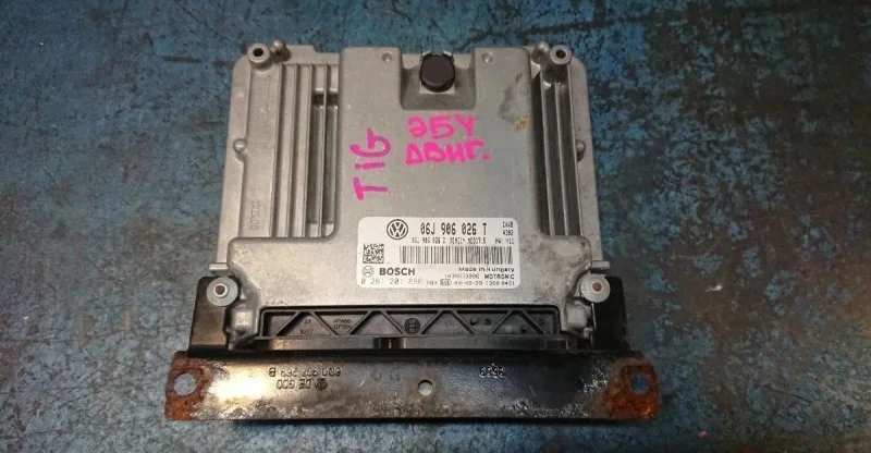 Блок управления двигателем Volkswagen Tiguan NF