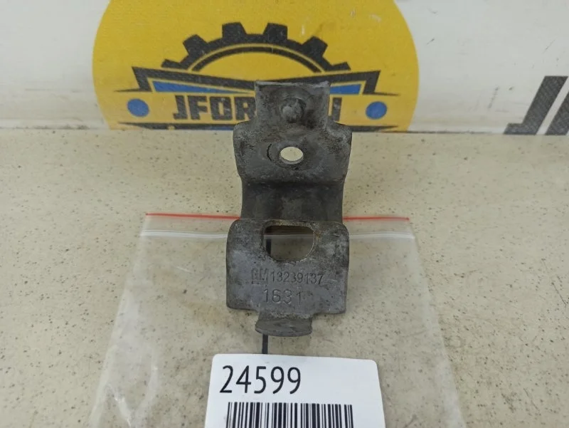 Кронштейн радиатора верхний Opel Insignia 2009