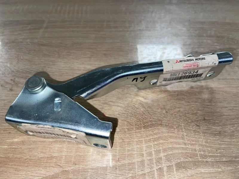Петля капота MITSUBISHI LANCER 9 2000 2001 2002 2003 2004 2005 2006 2007 2008 2009 2010 2011 MN126934 CS1A 4G13, правая