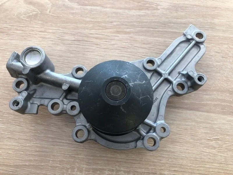 Помпа MITSUBISHI PAJERO SPORT 2 2008 2009 2010 2011 2012 2013 2014 2015 1300A055 KH4W 4D56