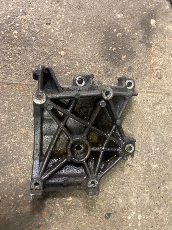 Кронштейн MITSUBISHI LANCER 9 2000 2001 2002 2003 2004 2005 2006 2007 2008 2009 2010 2011 MR360566 CS1A 4G13