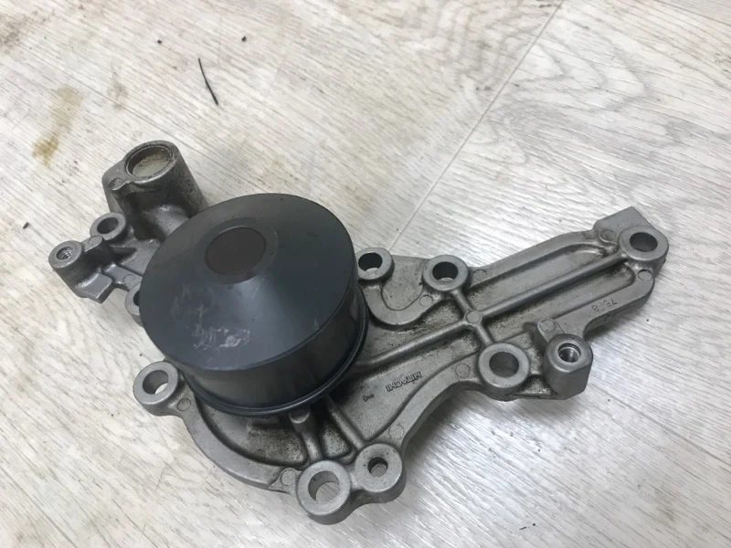 Помпа MITSUBISHI OUTLANDER XL 2006 2007 2008 2009 2010 2011 2012 1300A055 CW6W 6B31