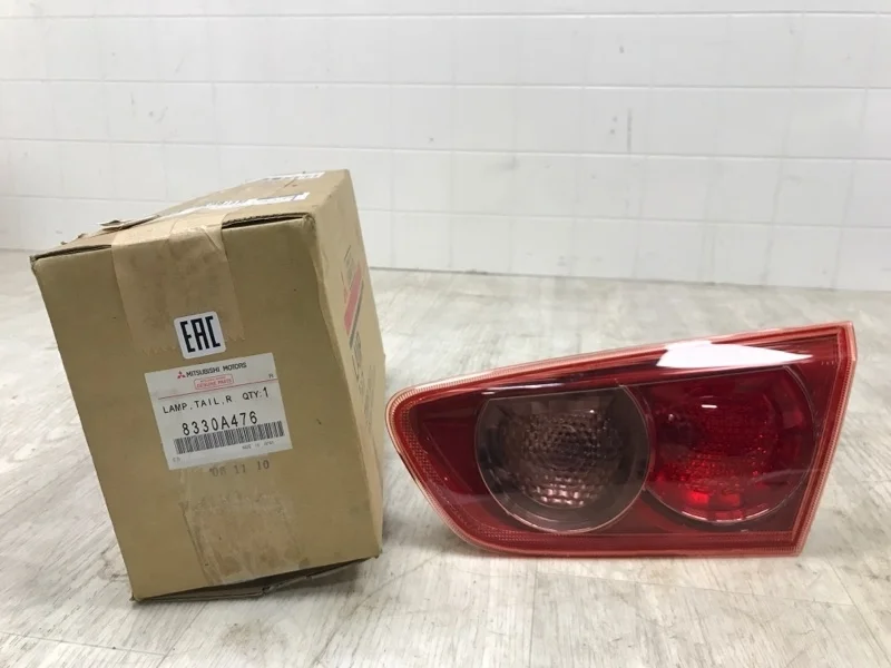 ФОНАРЬ В КРЫШКУ БАГАЖНИКА MITSUBISHI LANCER 10 2007 8330A476 CY1A 4B10, задний правый