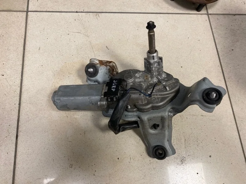 МОТОР СТЕКЛООЧИСТИТЕЛЯ ЗАДНЕГО Hyundai Solaris 1 2011 2012 2013 2014 2015 2016 987001R000