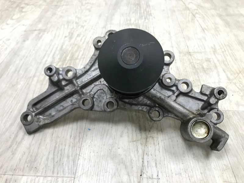 Помпа MITSUBISHI OUTLANDER XL 2006 2007 2008 2009 2010 2011 2012 1300A055 CW6W 6B31