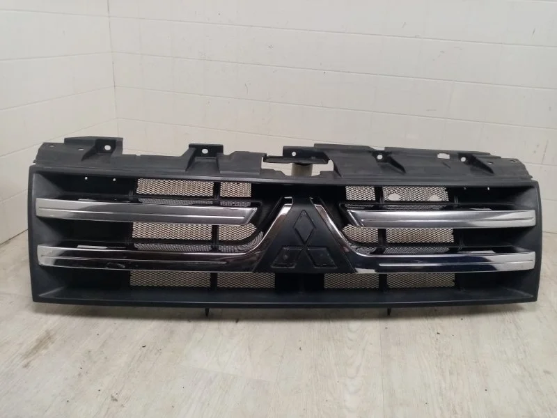 Решетка радиатора Mitsubishi Pajero 4 2008 2009 2010 2011 7450A368 V87W 4M41