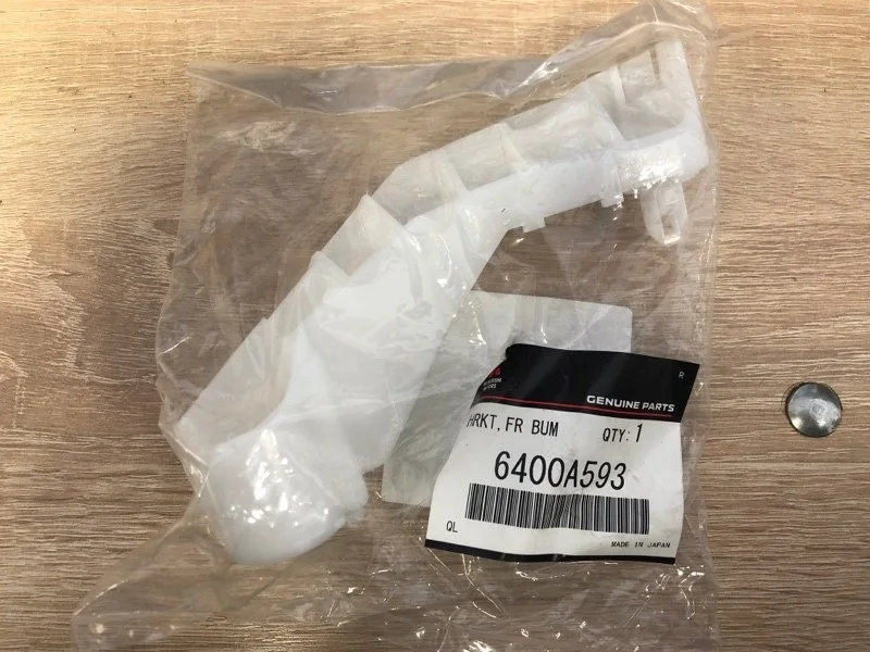 КРОНШТЕЙН БАМПЕРА MITSUBISHI PAJERO 4 2006 6400A593 V87W 4M41, передний левый