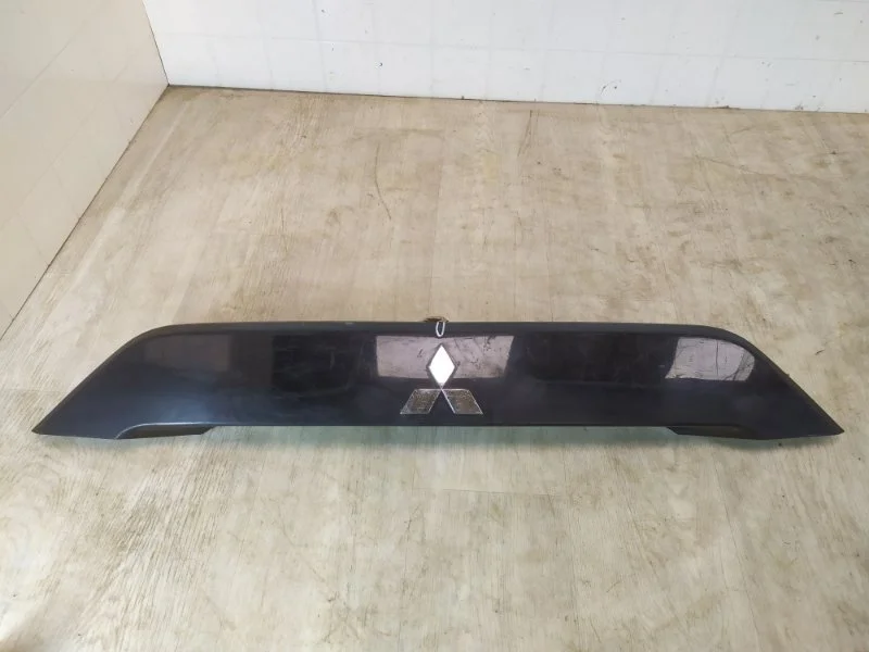 НАКЛАДКА КРЫШКИ БАГАЖНИКА MITSUBISHI OUTLANDER XL 2006 2007 2008 2009 2010 2011 2012 5817A024XA CW1W 4B11, задняя