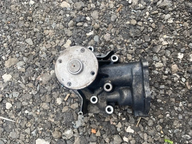 Помпа Mitsubishi L200 2005- 2005 2006 2007 2008 2009 2010 2011 2012 2013 2014 2015 1300A045 KB4T 4D56U