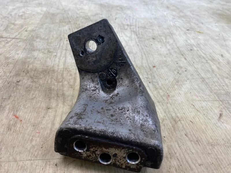 Кронштейн MITSUBISHI OUTLANDER 1 2003 2004 2005 2006 2007 2008 MR961111 CU 4G63