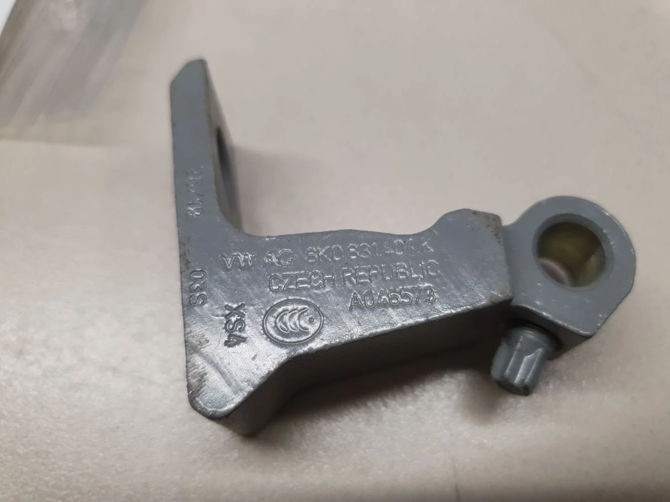 Петля двери передней левой нижняя для Volkswagen Golf 7 2012-2020